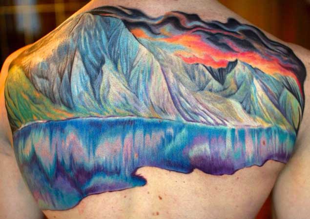 Núi đẹp vào Back Tattoo