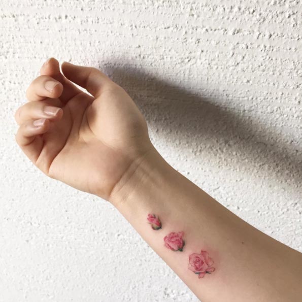40+ Cute and Tiny Floral Tattoos for Women - TattooBlend