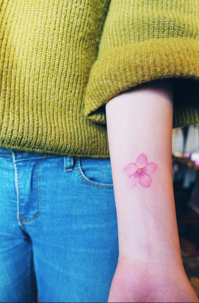 40+ Beautiful Tiny Wrist Tattoos For Women - TattooBlend