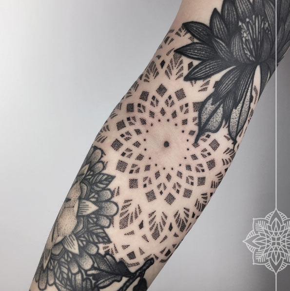 Dotwork mandala filler by Sarah Herzdame
