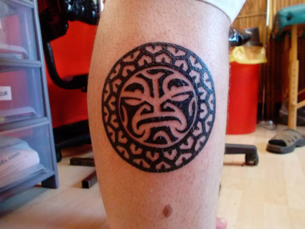 Maori-leg-medallion-tattoo