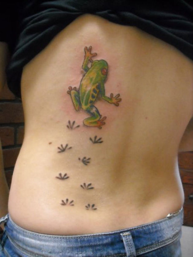 frog-climbing-footprints-tattoo