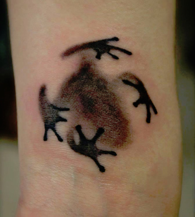 frog-under-skin-tattoo