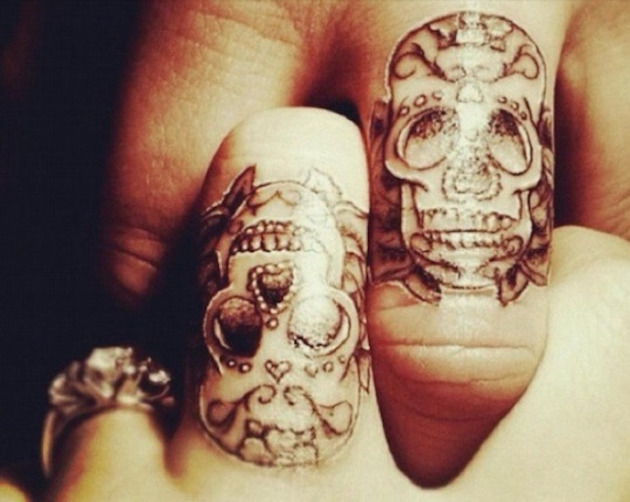 skull-wedding-ring-tattoo