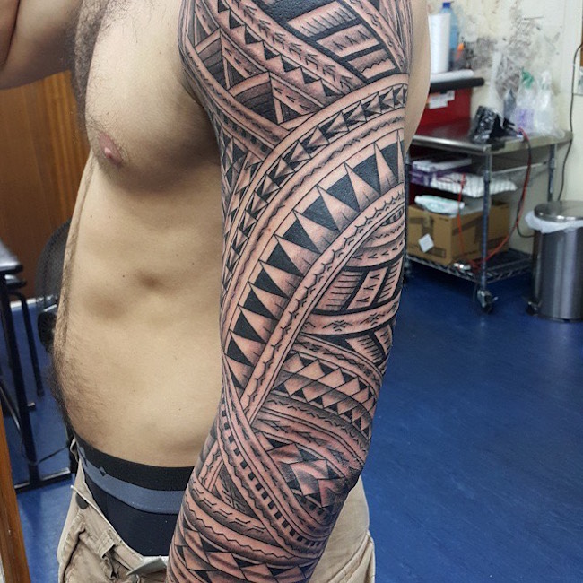 twisting-patterns-tribal-sleeve-tattoo