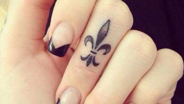 fleur-de-lis-finger-tattoo