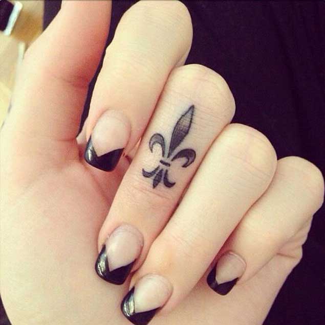 fleur-de-lis-finger-tattoo