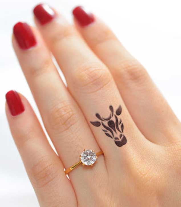 giraffe-finger-tattoo