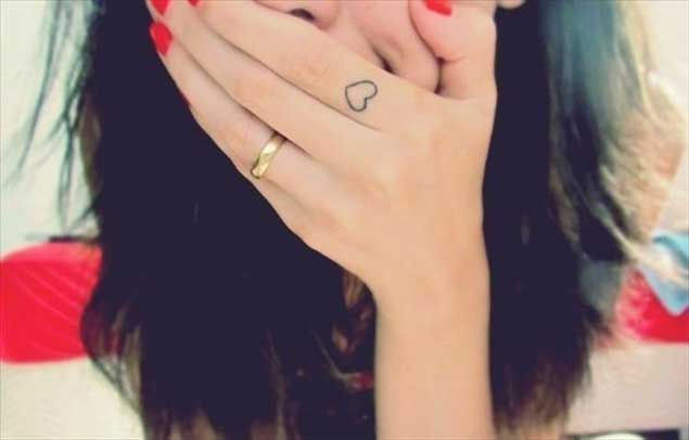 heart-finger-tattoo