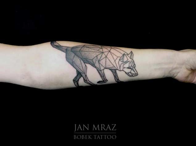 low-poly-geometric-wolf-tattoo