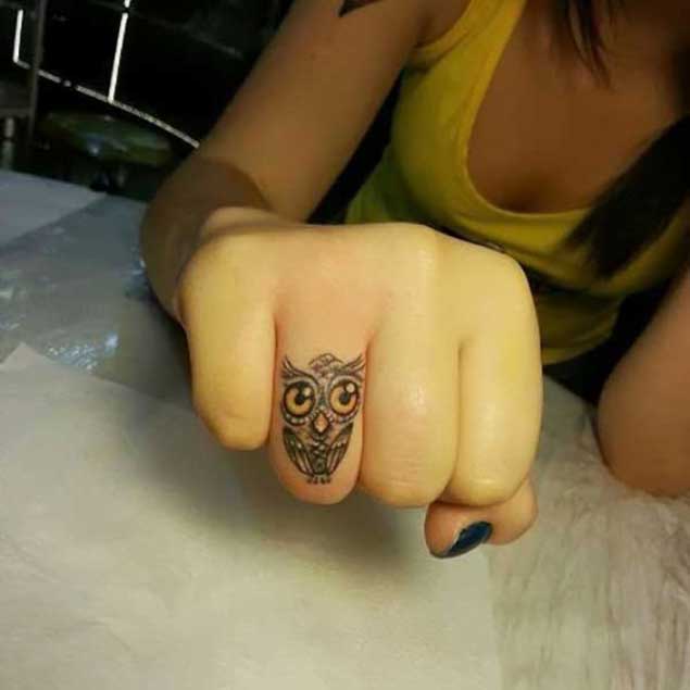 owl-finger-tattoo