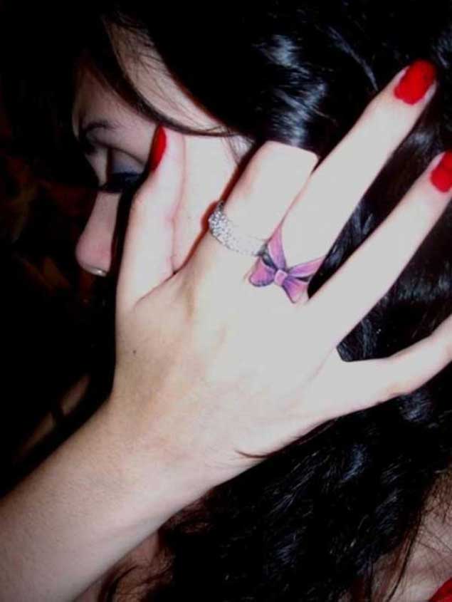 pink-bow-finger-tattoo