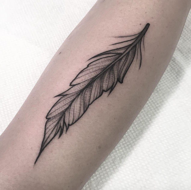 30 Fabulous Feather Tattoos For Only The Most Discerning of Eyes ...