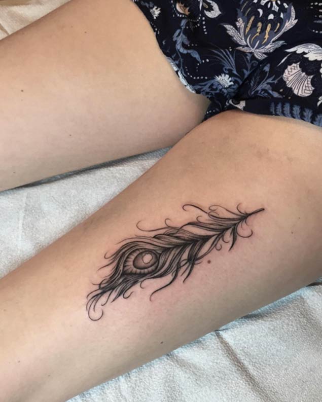 30 Fabulous Feather Tattoos For Only The Most Discerning of Eyes