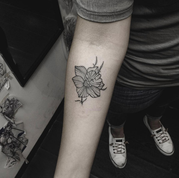 Black and grey ink daffodil tattoo by Mateo Gonzalez