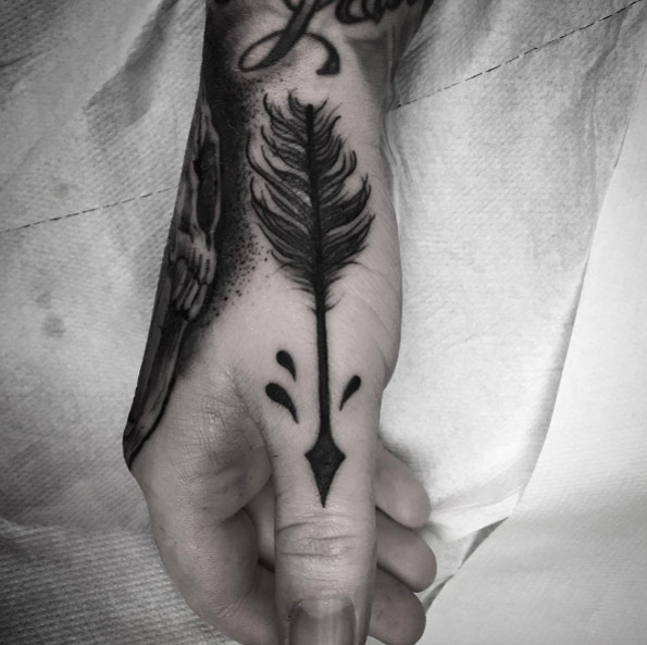 Arrow Tattoo on Hand by Pechschwarz