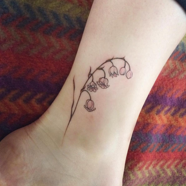 40+ Cute and Tiny Floral Tattoos for Women - TattooBlend