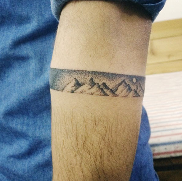 Dotwork mountain range by Doy