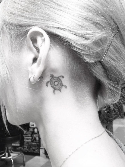 40+ Amazing Behind The Ear Tattoos For Women - TattooBlend