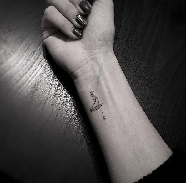 40+ Beautiful Tiny Wrist Tattoos For Women - TattooBlend