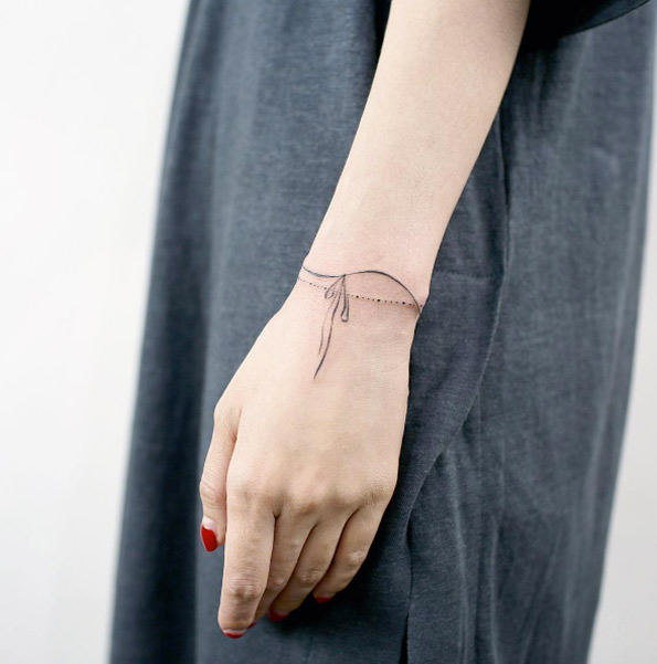 40+ Beautiful Tiny Wrist Tattoos For Women - TattooBlend