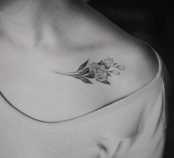 Lisianthus on shoulder by Nando