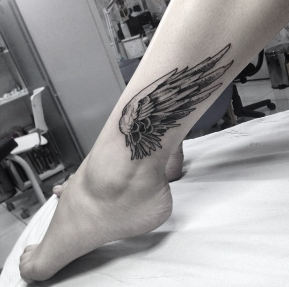Wing on Ankle by Fredão Oliveira