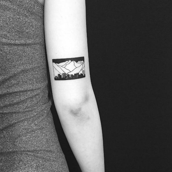 Petit tatouage de bras pour les filles - Back Arm Tattoo Design 24