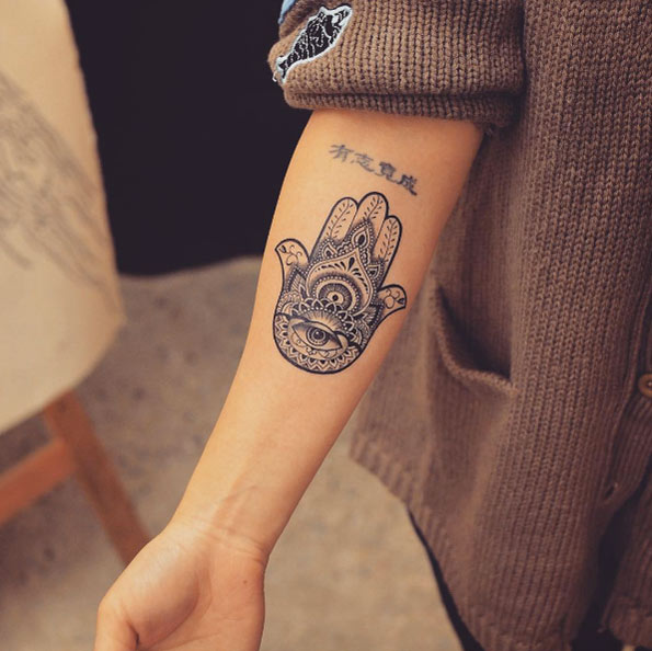 40 Flawless Hamsa Hand Tattoo Designs - TattooBlend