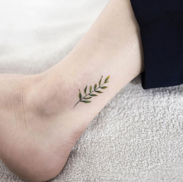 Green leaf on ankle by Hongdam