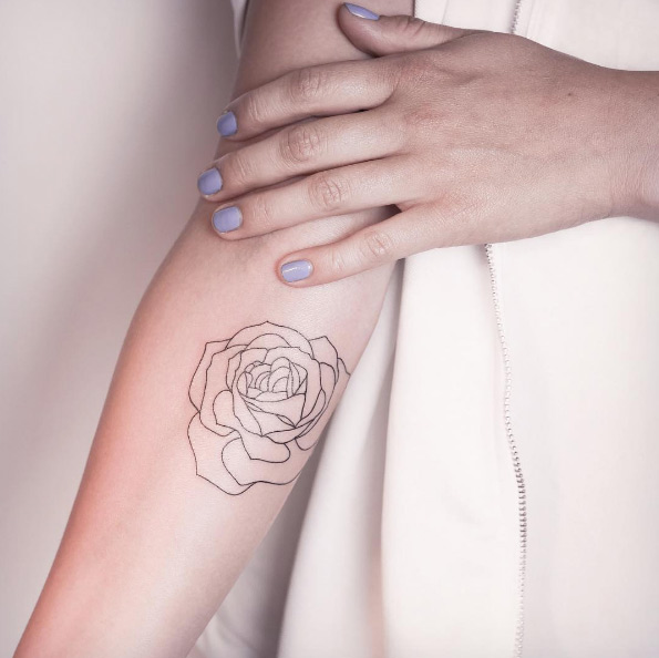 Minimalistic rose tattoo by Melina Wendlandt