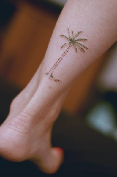 Back ankle palm tree by Tattooist Seoeon