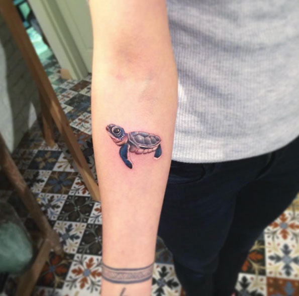 Cute little sea turtle on forearm by Eva Krbdk