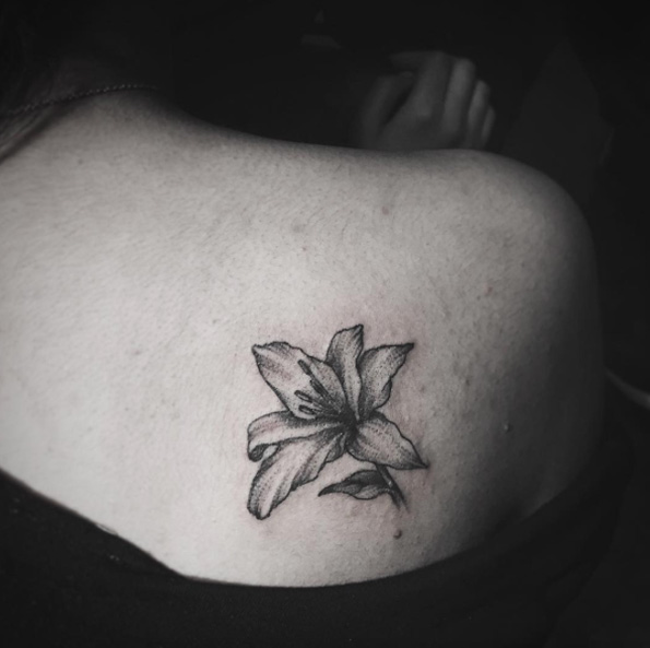 Blackwork back shoulder lily tattoo by Yi