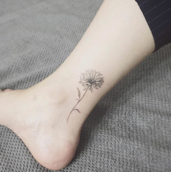 Black and grey ink daisy by Tattooist Flower