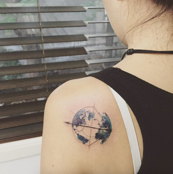 Earth & Arrow back shoulder tattoo by Hongdam