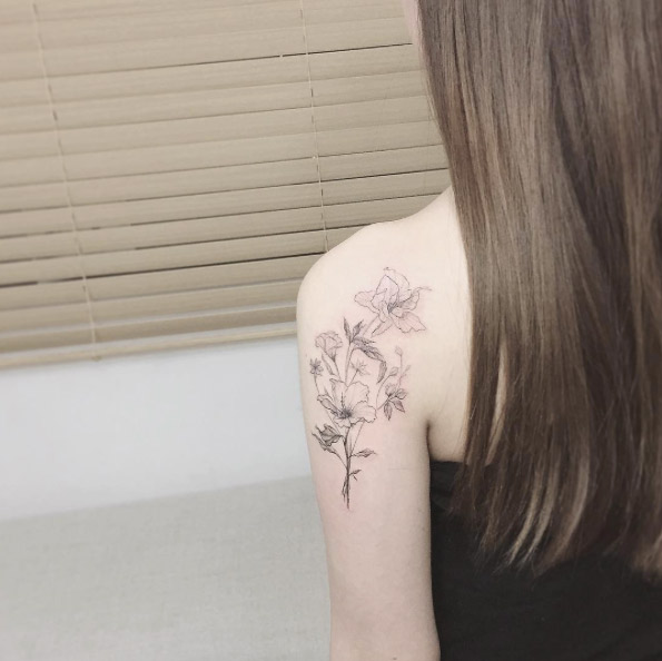 Exquisite florals on back shoulder by Tattooist Flower