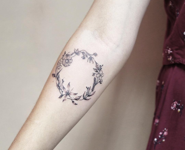 Elegant floral crown tattoo by Luiza Oliveira