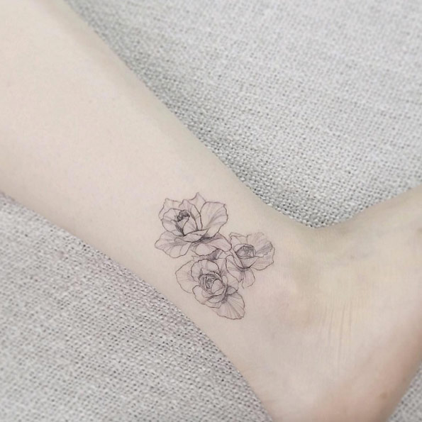 Minimalistic roses on ankle by Tattooist Flower