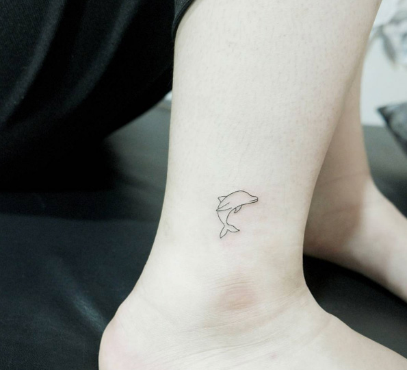 Minimalistic dolphin tattoo by Chaewa