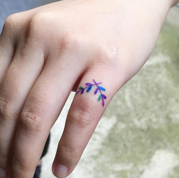 Botanical finger tattoo by Zihee