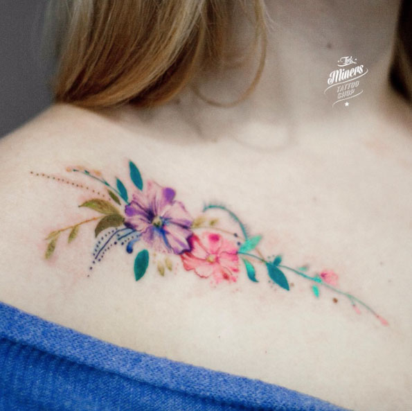 Floral collarbone tattoo by Magdalena