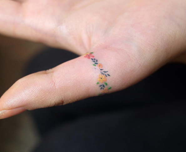 Floral fingerband tattoo by Zihee