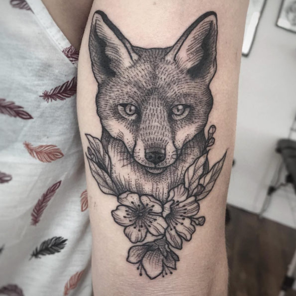 Line and dotwork fox tattoo by Suflanda