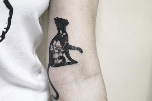Heavy blackwork floral cat tattoo by Luiza Oliveira