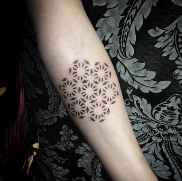 Mesmerizing pattern tattoo by Saskia Viney
