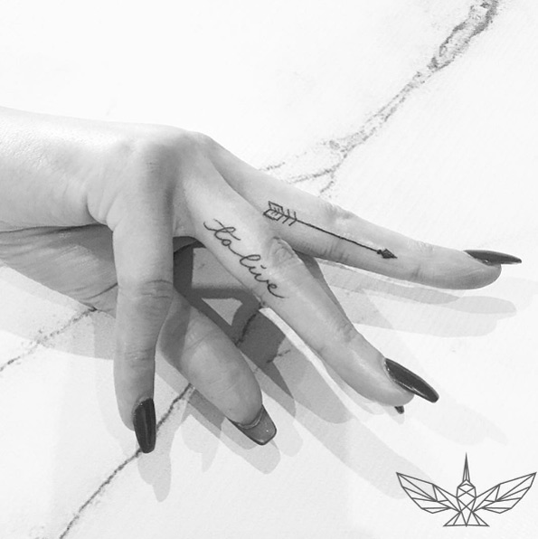 'To live' finger tattoo by Cholo