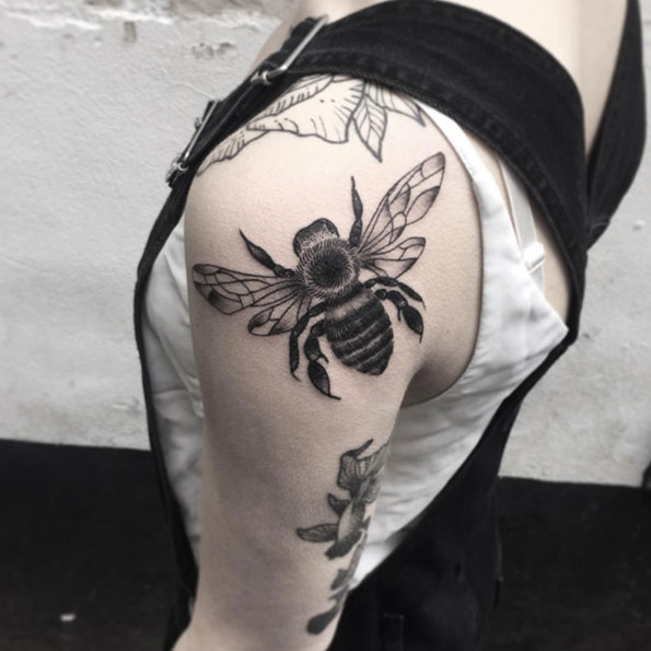 Back shoulder bee tattoo by Kev Richardson