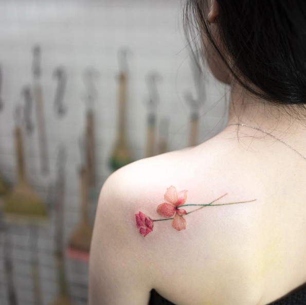 Back shoulder floral tattoos by Hongdam