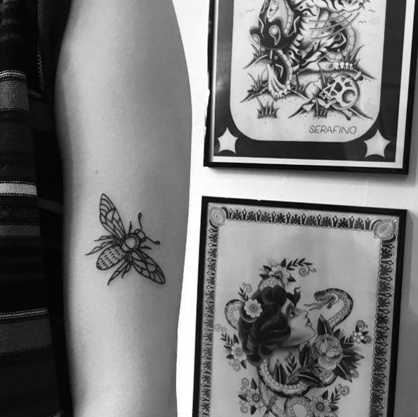 Simple blackwork bee tattoo by Marian Machismo